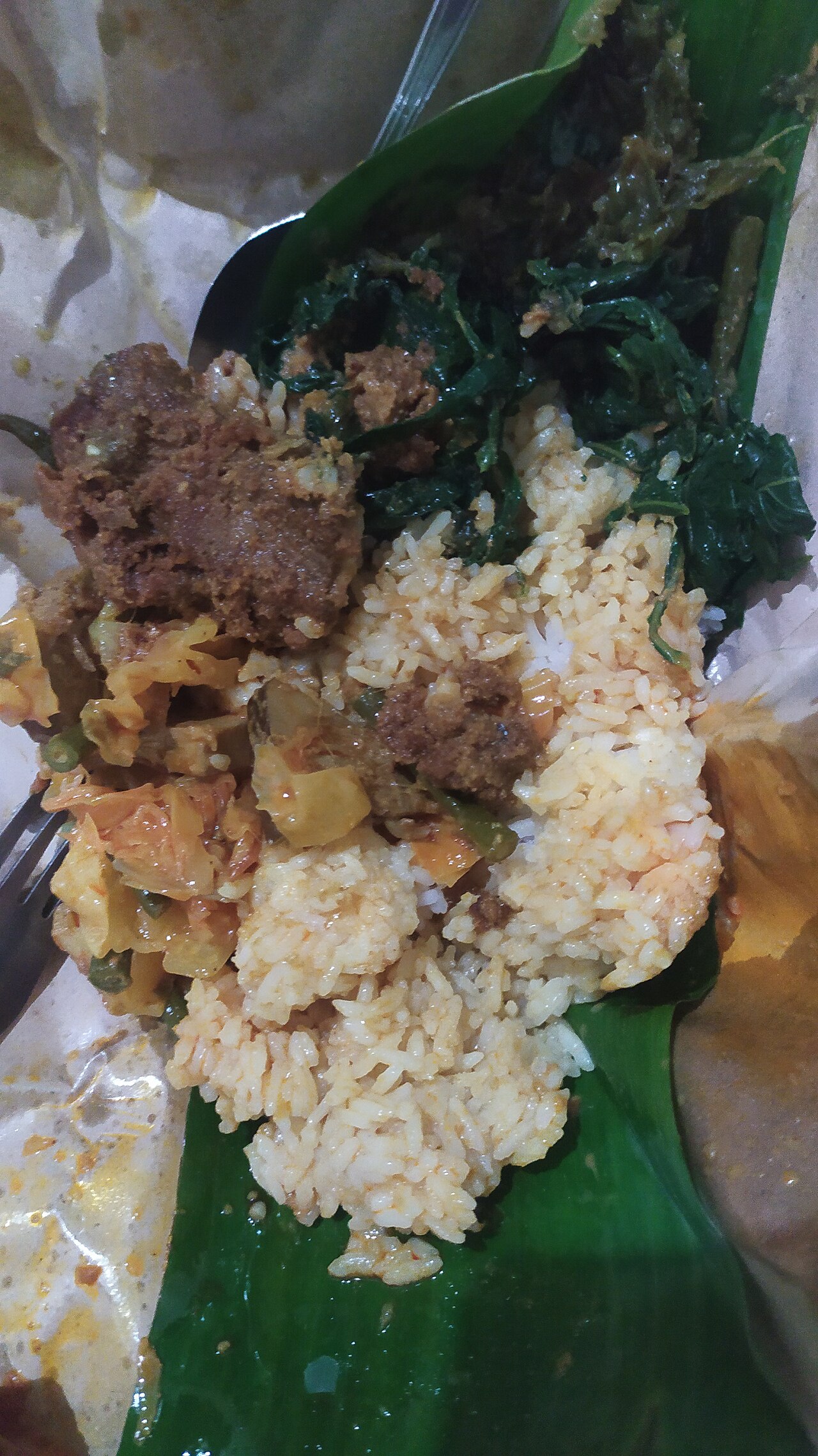 Nasi Padang bungkus daun pisang siap dibawa