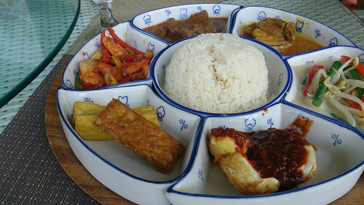 Sepiring nasi Padang lengkap dengan lauk khas Minang