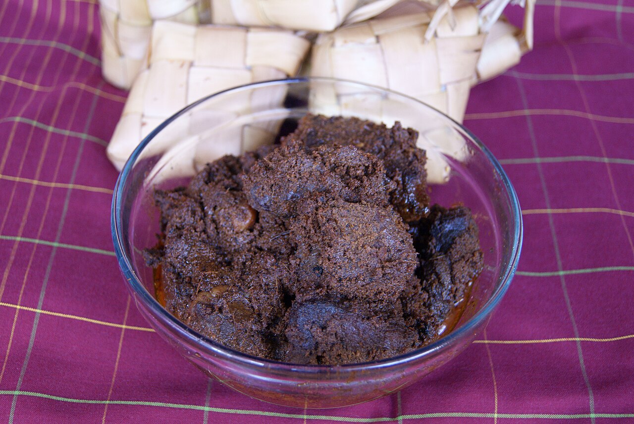Rendang daging sapi asli Padang dengan bumbu pekat